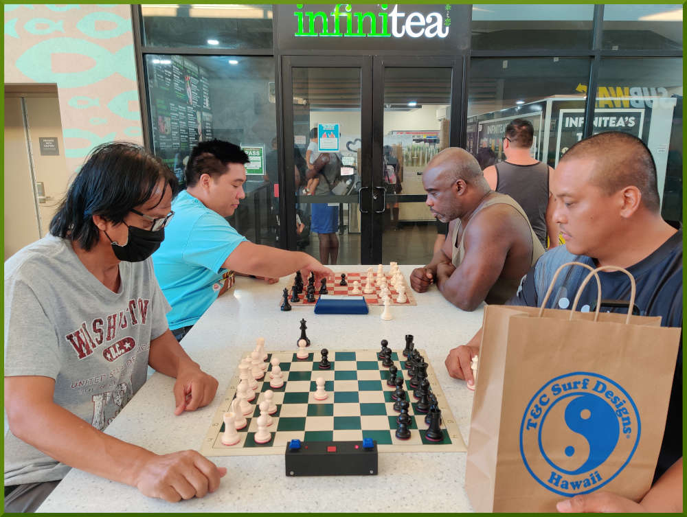 September 20th, 2022. Ka Makana Alii chess meetup. Regie vs Oscar (near board). Ceazar vs Rmaon (far board).